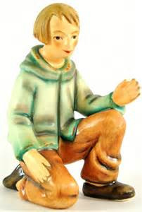 Shepherd kneeling Figurine HUM214GO